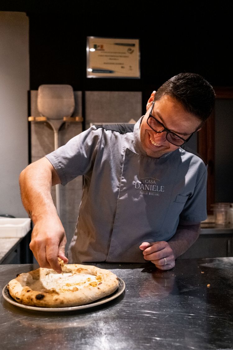 Danilo Maglione, originario di Poggioreale (Napoli), è pizzaiolo e patron di Casa Daniele assieme a sua moglie, Dalila Guarnieri
