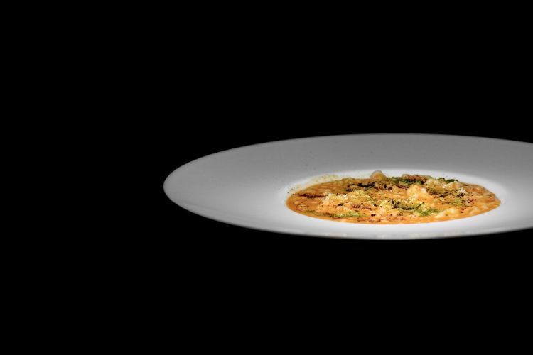 Risotto "Romagna mia", fa parte del menu dedicato alla tradizione «viene da un'idea che ho colto dalla famiglia Bartolini, quelli de La Buca di Cesenatico. Loro fanno un risotto di pesce senza pesce, concentrano il mare nel pomodoro. Io ci metto anche il pesce»
