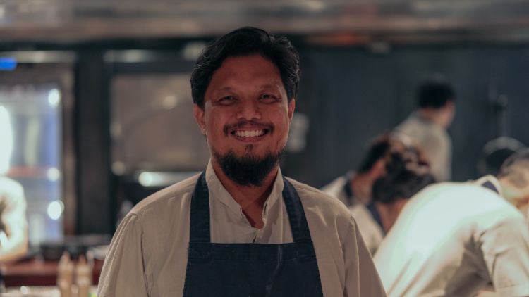 Teoh in tenuta da cuoco. Ha appena aperto un secondo ristorante a Kuala Lumpur. Si chiama Bidou e fa cucina classica francese