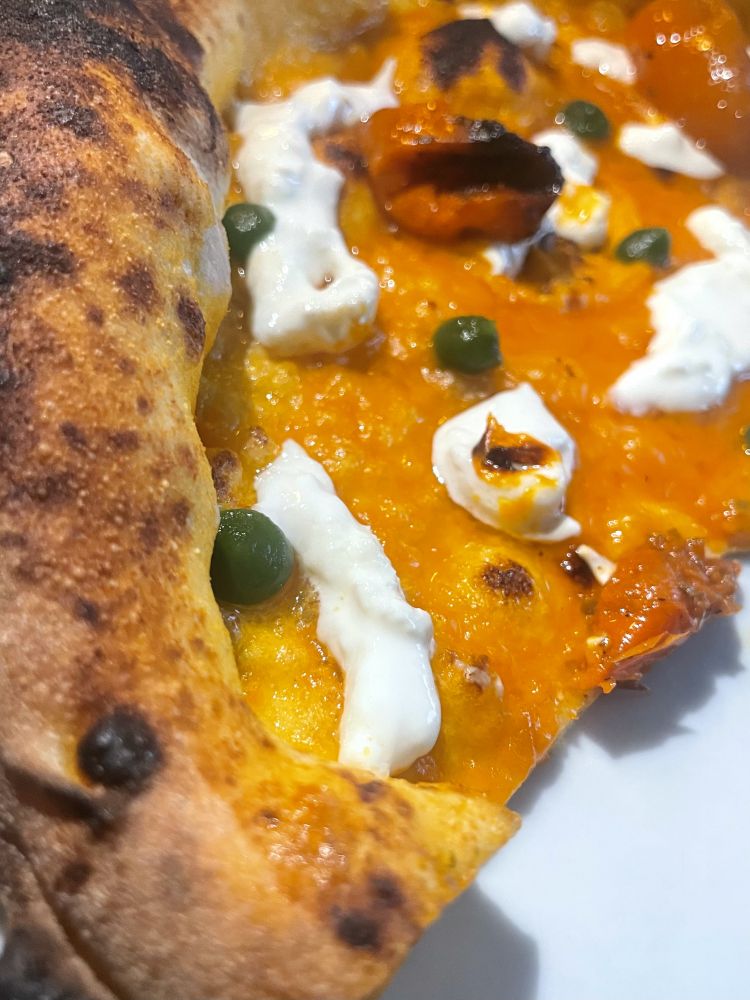 La Datterina: crema di datterino arancione, datterino arancione alla brace, crema di stracciatella di bufala, Parmigiano reggiano 30 mesi, crema di 'nduja e olio EVO al basilico