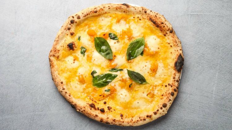 Le pizze della coppia Fetahu puntano sulla freschezza degli ingredienti e, da brave napoletane, sfoggiano un cornicione pronunciato. La Datterini gialli è una delle ultime nate
