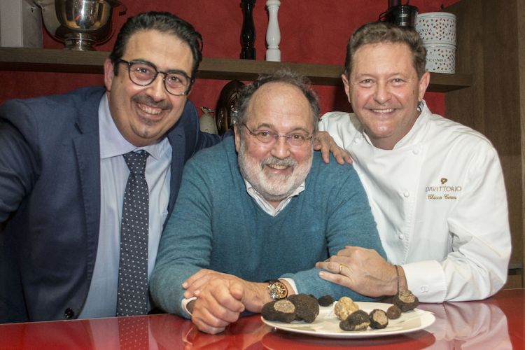 Foto ricordo di una cena che il 2 dicembre 2021 ha fatto storia nell'universo tartufo. Da sinistra, Luigi Dattilo, Paolo Marchi e Chicco Cerea
