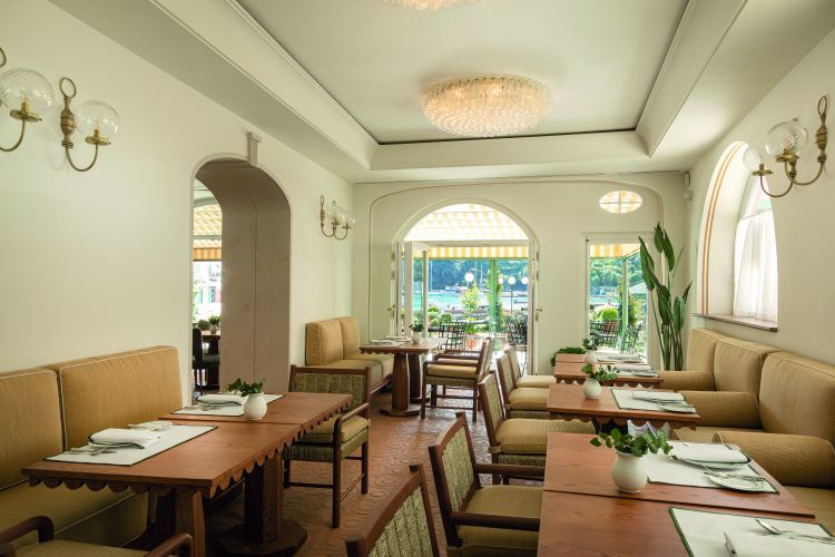 La sala interna del ristorante DaV Mare, nato dal sodalizio con i fratelli Cerea. A guidarlo Davide Galbiati, che propone una cucina che rivisita con estro le specialità regionali e porta in tavola ilmeglio dei prodotti locali