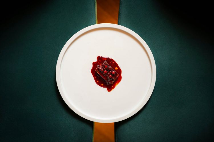&nbsp;Lingua di vitello, mirtilli rossi e shiso
