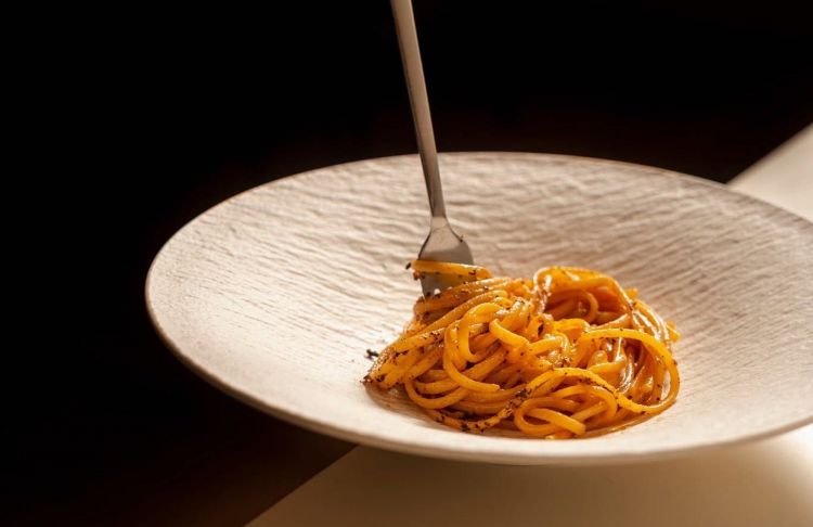 Linguine, fondo di pesce di lago, genziana e pepe timut
