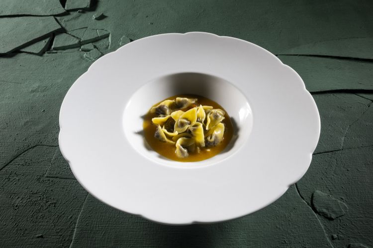 Cappelletto di olive amare, burro all’arancia e ricci di mare