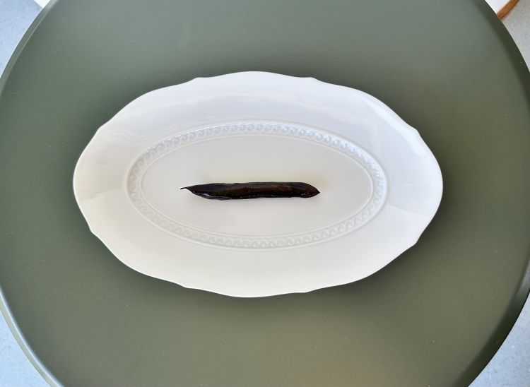 Banana, vaniglia e rum: una falsa bacca di vaniglia, in realtà è una buccia di banana cotta in forno e ripiena di polpa di banana con vaniglia e rum. Seguono i petit fours: Mini cannoli di pasta di mandorla ripieni di lardo ungherese di Mangalica; Cremino di squacquerone con peperone tostato in forno e acqua di fiori d’arancio; Rotella di pasta alla liquirizia, «la nostra Haribo, ormai celeberrima»: spaghetti mantecati con nero di seppia, zucchero e liquirizia