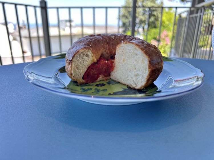 Focaccia con pomodorini confit, sale Maldon e origano. Nel cestino c’è anche il pane bianco, fatto con farine antiche marchigiane. In abbinamento un olio abruzzese di Marina Palusci, siamo a Pianella, in provincia di Pescara