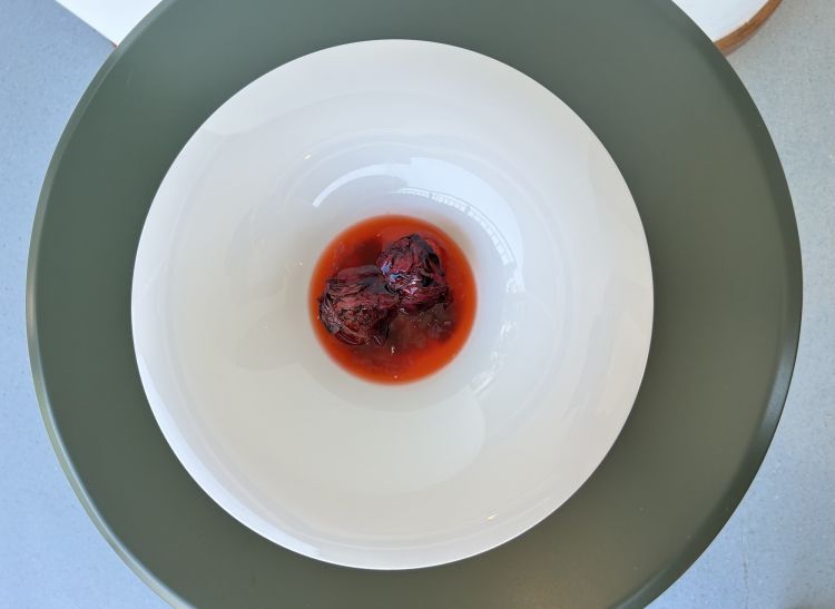 Fragole al vapore, radicchio: le fragole sono cotte al vapore; la panna è senza zucchero. Sopra, una foglia di radicchio marinata con bitter e Porto. Alla base, il succo che le fragole rilasciano in cottura. Rilettura semplicemente perfetta di un dolce italiano