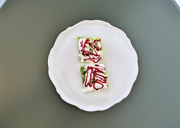 Lattuga cruda, panna, lampone e camomilla. «È semplicemente la rilettura di una consuetudine italiana. Sono cresciuto in campagna e, finito il pasto, da noi si serviva sempre l’insalata, con l'acidità regalato dall'aceto o dal limone e il grasso regalato dall’olio. Nel piatto ho cambiato tutto: l’acidità arriva dal frutto e il grasso dalla panna ridotta»