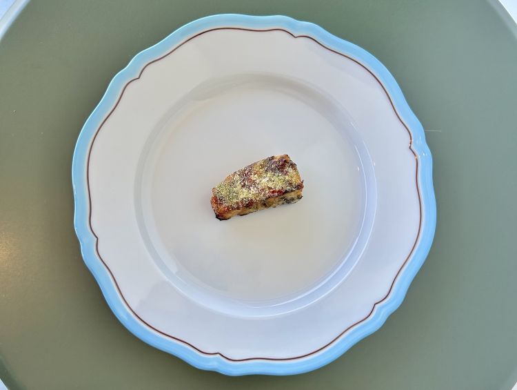 Morone, miso e peperoncino: il morone, o ricciola di fondale, viene prima marinato nel miso e poi cotto direttamente sulla brace. Si completa con una pasta di peperoncino, polvere di origano e limone. Magistrale per consistenza-lunghezza-complessità, «io lo paragono a una panna cotta - dice lo chef - Il morone è cotto senza sale e senza niente: resta la sua succosità, mentre tutto il condimento è esterno. È una parte quasi neutra che però diventa il piatto, perché il pesce si carica di gusto attraverso ciò che lo circonda»