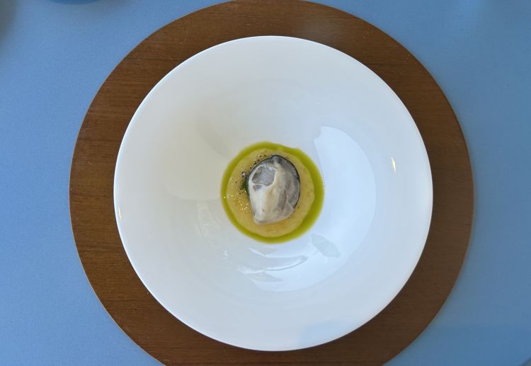 Ostrica, limone e alloro: ostrica Gillardeau, limone, limone fermentato, gel di limone all’alloro, olio all’alloro, pepe di Timut. L’ostrica non è cruda, viene passata molto velocemente in acqua bollente. La salsa al limone è volutamente lunga e consistente e prolunga anche la masticazione dell’ostrica. L'effetto è una sferzata palatale, con l'acidità del limone e l'aromaticità amara dell'alloro che divengono protagonisti accompagnati dalla carnosità (masticazione) iodata dell'ostrica. Gran piatto, quasi border line, molto muscoloso
