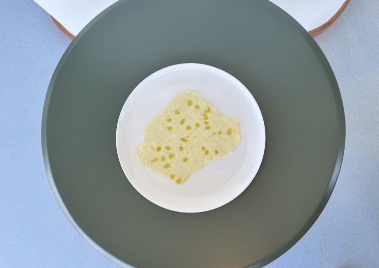 Pelle di latte, baccalà e geranio: anche qui abbiamo una salsa consistente. Il piatto è condito con olio al geranio. «Parto dalla consistenza della pelle di latte e della pelle del baccalà, che oggi non è più usuale trovare nel piatto, perché normalmente viene scartata o fatta collassare durante la cottura»