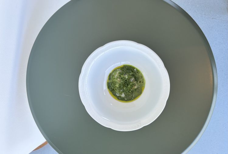 Scampo, pinoli e rucola selvatica: gli scampi provengono dall’area tra Ancona e Fano. Vengono appena cotti sulla brace, restando semicrudi. Sotto c’è un latte di pinoli condito con foglie di kaffir lime, basilico e rucola selvatica, ingrediente tipico della Romagna. Infine, un po’ di estratto di rucola. In bocca è un'altra sferzata, anche più decisa, con l'amaro della rucola tenuto a bada dalla dolcezza dello scampo. Concettualmente lo schema è simile a Ostrica, limone e alloro
