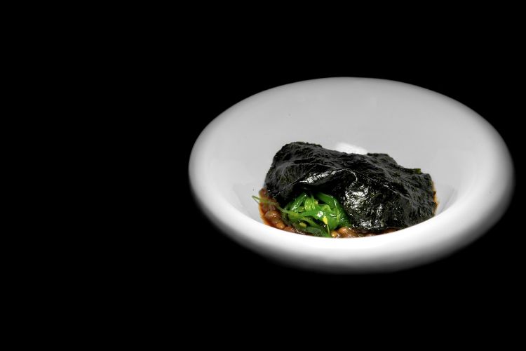 Lenticchie, alghe e pepe: lenticchie di Ustica cotte in fondo di verdure tostate, insalatina di alga wakame, sfoglia di alga nori
