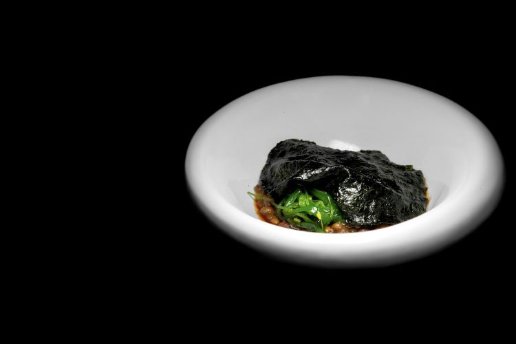 Lenticchie, alghe e pepe: lenticchie di Ustica cotte in fondo di verdure tostate, insalatina di alga wakame, sfoglia di alga nori
