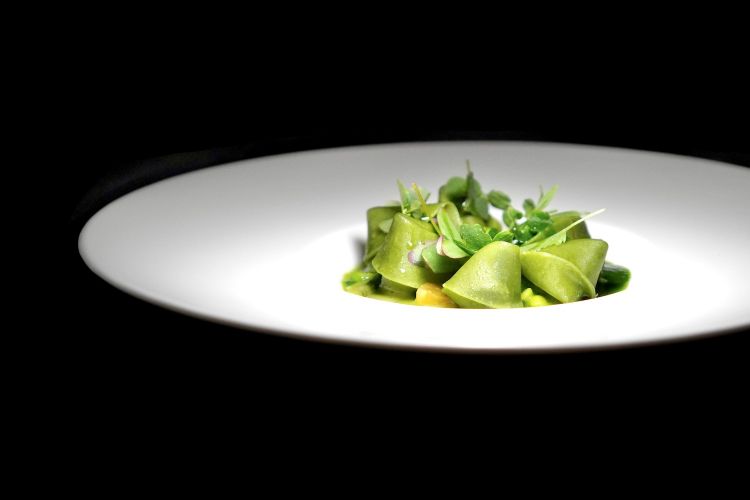 Raviolo verde “bugiardo” (con ortaggi ed erbe selvatiche, salsa al basilico): praticamente, un raviolo senza ripieno, ma ha un senso, eh...