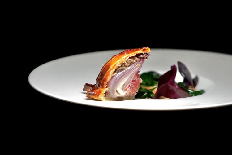 Cipolla alla Wellington (cipolla, funghi, spinaci, salsa al caffè)