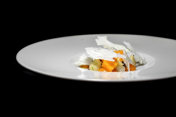 Cremoso alla camomilla, cioccolato bianco, mango, chips di latte e pepe
