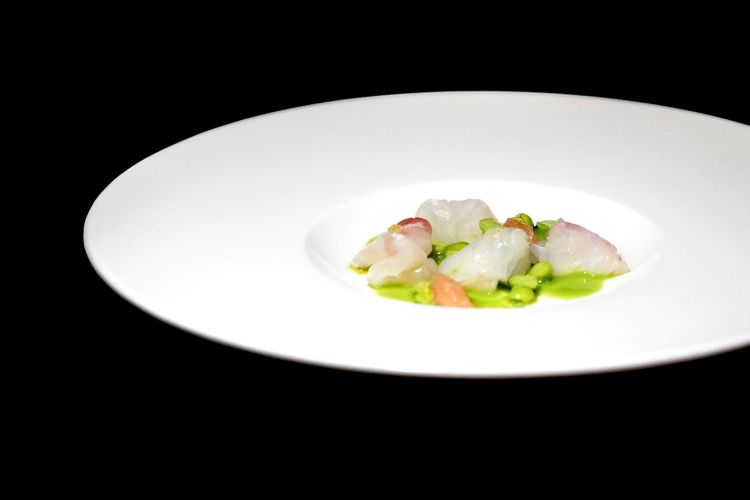 Crudo di branzino, chutney di lime, scalogno, piselli freschi