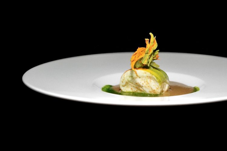 Trancio di ombrina in fiori di zucca, fiori di zucca croccanti, salsa di foglie di zucchine infusa con erba limoncina, salsa alle cozze, gambi di zucchine marinati
