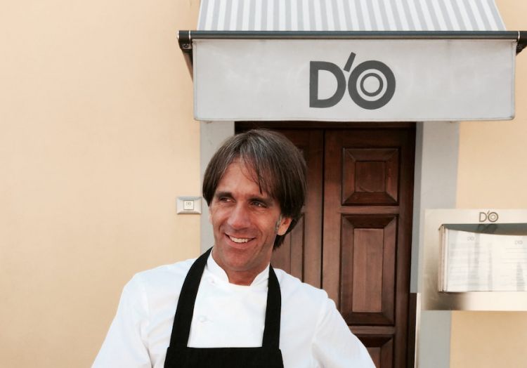 Davide Oldani davanti la sede del primo D'O a San Pietro all'Olmo, frazione di Cornaredo (Milano). Il gran premio Michelin per lo chef milanese iniziò lì nel 2003
