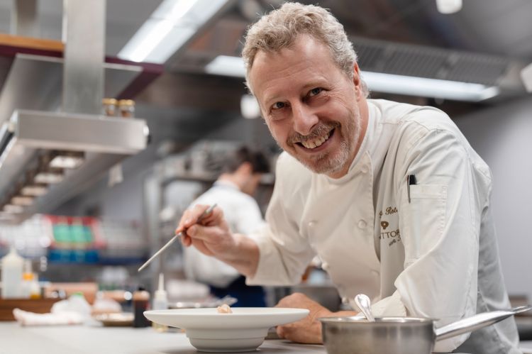 La cucina dello chef Paolo Rota – che è il marito di Rossella Cerea - a St Moritz è “a tempo”, ossia dura lo spazio d’apertura del Carlton, che curiosamente è assai breve, da dicembre a marzo. Poi la brigata torna a Brusaporto o si trasferisce a Portofino, all'invece estivo DaV Mare