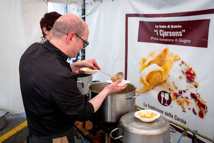 La preparazione dei deliziosi cjarson, ravioli fatti in casa con ripieni stagionali