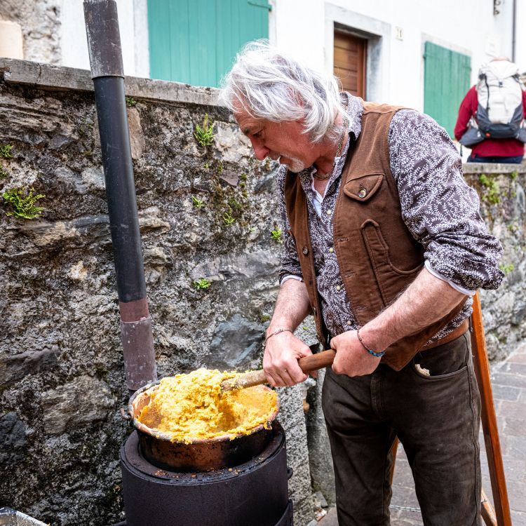 La preparazione della polenta: altro momento clou di Fums, profums e salums che si svolge a Sutrio, borgo autentico della Carnia