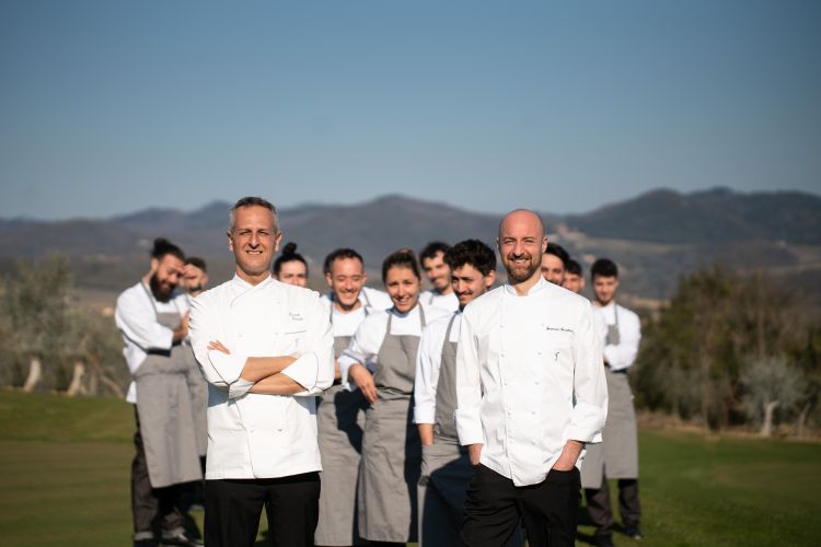 La brigata di cucina capeggiata dall'executive chef Daniele Canella (davanti a sinistra), e il resident chef del ristorante La Colonna, Francesco Ferrettini (a destra)
