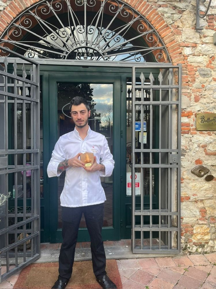 Andrea Girasoli davanti al suo ristorante di famiglia Butterfly in Toscana
