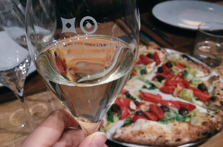 Un'immagine della cena Pizza & Bollicine da Bioesserì a Milano, con la squisita Marinara 50 Kalò con scarola