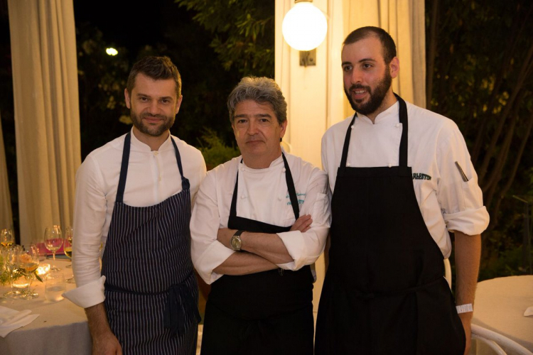 In occasione dei 50 anni del Charleston, in attesa della festa ufficiale che si terrà il 13 novembre quando sarà presentato anche un libro sul mezzo secolo di vita del locale, sono state organizzate serate speciali con grandi chef ospiti. Nella foto, quella del 29 giugno scorso, che vedeva ospite Enrico Bartolini, il primo da sinistra. Con lui lo chef uscente, Angelo Gervasi, e quello nuovo, Santino Corso
