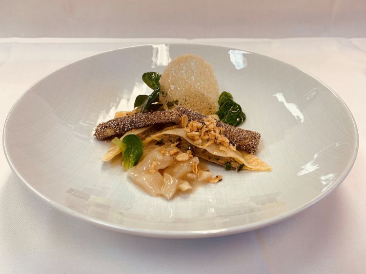 Parmigiano Reggiano 40 mesi, porcini, maultaschen, salsefrica, faggiole e lattuga d'agnello, del ristorante Berlin in Germania
