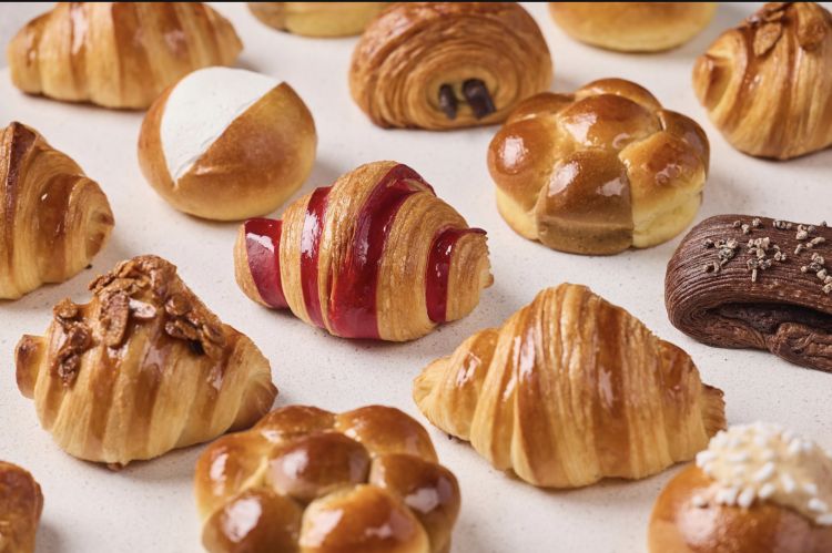 Al bancone i clienti potranno trovare creazioni di viennoiserie, sfogliati dolci e salati, piccoli dolci e travel cake
