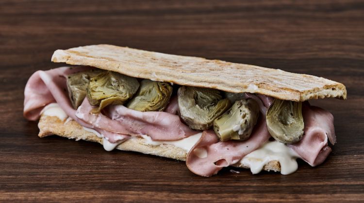 Uno dei panini alla mortadella di De Santis, quello con i carciofini
