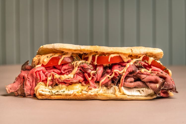 Il Rinascente di De Santis, con roast-beef di fassona, brie, pomodoro, tabasco, salsa rosa, origano e saled
