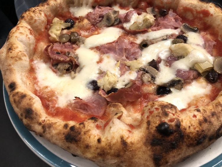 Capricciosa Modus: pomodoro bio, prosciutto cotto, salame, funghi, carciofi, olive, fior di latte
