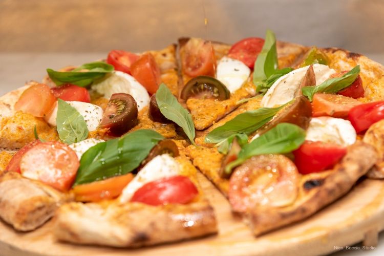 Bella d'estate và: mozzarella di bufala, pomodoro, basilico, origano, Parmigiano Reggiano, olio extravergine