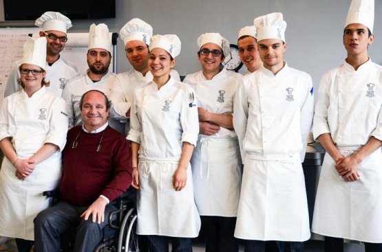 Mauro Defendente Febbrari con gli alunni di una precedente edizione del Master di cucina italiana di Creazzo (Vicenza), giunto quest'anno al quarto anno
