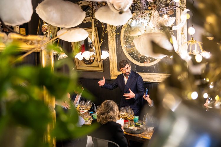 L'amministratore delegato Riccardo Pasqua durante la degustazione delle cinque diverse edizioni di Hey French
