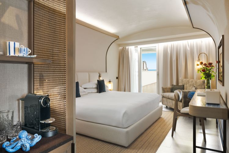 Le camere del Mazzarò Sea Palace hanno tutte vista mare e sono curate in ogni dettaglio dell'arredamento con elementi che raccontano la raffinatezza siciliana