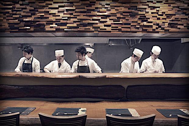 Il bancone del Den di Tokyo. L'indirizzo si ca