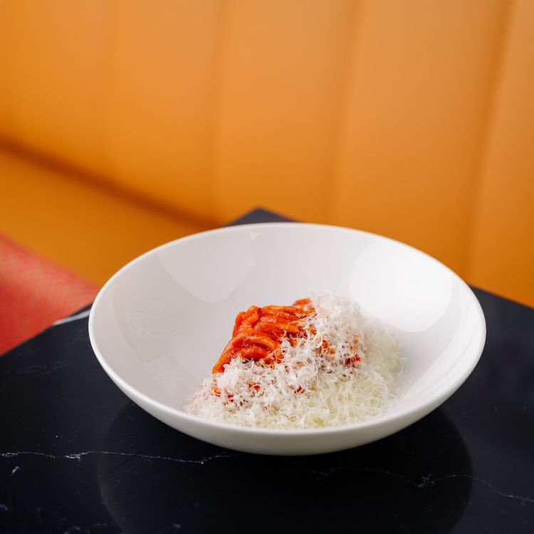 Lo Spaghettone ai cinque pomodori Desco n.5, tra i signature dish dello chef
