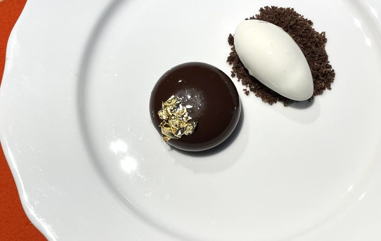 Cremoso al cocco, frutto della passione e gelato allo yogurt: il dessert che ha chiuso la cena al D'O, il giusto compromesso tra freschezza e golosità