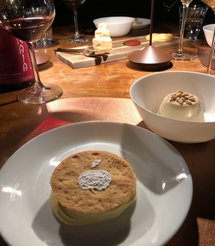 Il momento del dessert, una frolla farcita con una crema ricca e mele, panna cotta "alcolica" con pinoli e un assaggio suadente di Montebore servito con confettura alle fragole di Tortona e sbrisolona alle mandorle e nocciole
