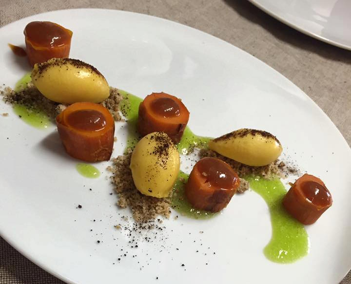 Carota al miso, camomilla selvatica, frutto della passione e liquirizia, dessert de La Tana Gourmet