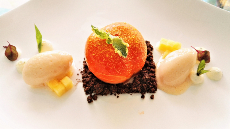 Passione alla pesca, mousse alla verbena gelatinata in succo di pesca, sorbetto di pesca e pepe di sechuan, crumble al cacao e ganache montata al dragoncello