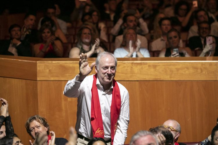 Victor Arguinzoniz al momento della proclamazione del suo Asador Etxebarri al numero tre della 50Best (foto The World's 50 Best Restaurants)
