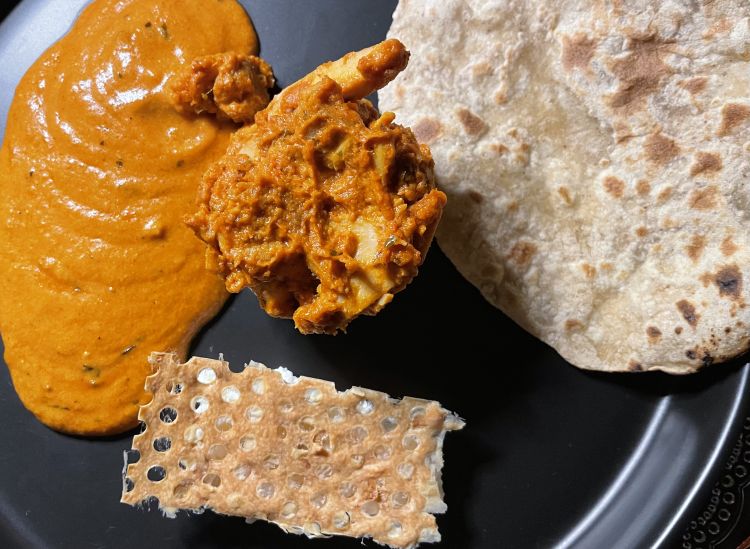 Butter Chicken, con solidi del latte e sfoglia di pane integrale
